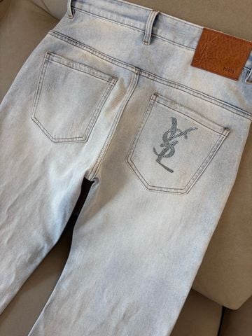 QUẦN JEANS NAM YSL ỐNG ĐỨNG WASH XANH NHẠT PATCH DA BÒ THÊU MONOGRAM