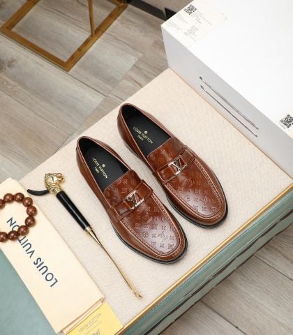 GIÀY NAM L*V  LOAFER DA BÒ NHUỘM NƯỚC – MONOGRAM,