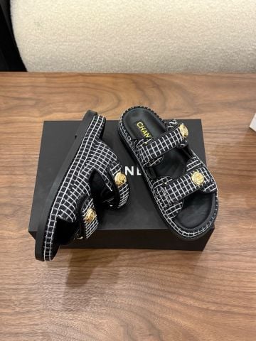 SANDAL NỮ CN DÁNG SLIDE TWEED SIGNATURE – NÚT LOGO ÁNH KIM SANG TINH TẾ