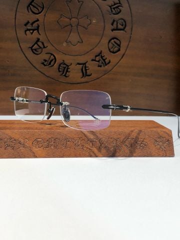 KÍNH GỌNG KHOAN NAM NỮ CH THIẾT KẾ “QUIET LUXURY” – CHI TIẾT CHẠM KHẮC BIỂU TƯỢNG