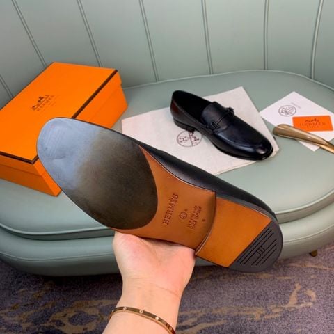 GIÀY NAM LOAFER HERM* DA BÒ ĐEN – SADDLE STRAP TINH GỌN, ĐẾ DA THỦ CÔNG