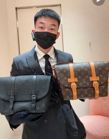 TÚI NAM L V CHRISTOPHER DÁNG MESSENGER MONOGRAM DẬP NỔI DA TAURILLON