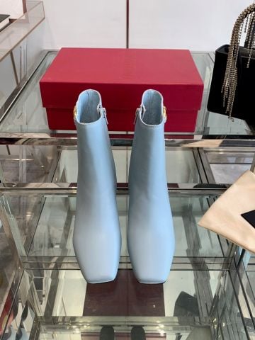 BOOT NỮ VALEN V-BUCKLE MŨI VUÔNG – DA LỘN XANH BĂNG, GÓT 6CM