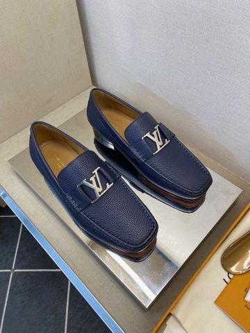 GIÀY NAM LV* LOAFER DA BÒ HẠT – KHÓA KIM LOẠI, ĐẾ DA CHUẨN FORM LỊCH LÃM