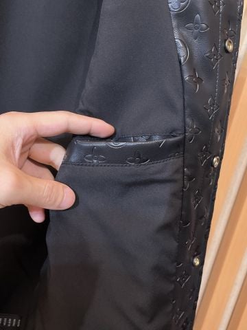 ÁO KHOÁC NAM L V DẬP MONOGRAM TOÀN THÂN DÁNG CỔ BẺ SANG TRỌNG