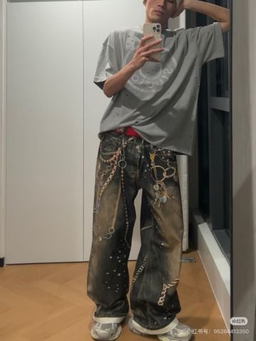 QUẦN JEANS NAM NỮ A.S PHOM ỐNG RỘNG – HỌA TIẾT DÂY XÍCH TROMPE-L’ŒIL HIỆU ỨNG VINTAGE