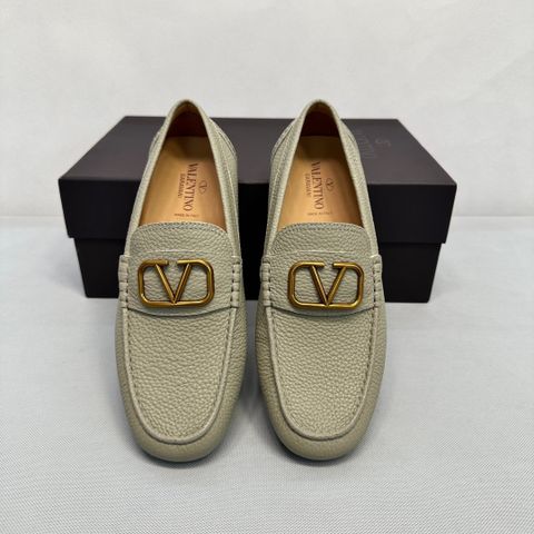 GIÀYMOCCASIN NAM VALENTINO* LOAFER DA BÊ VÂN HẠT – LOGO V MẠ VÀNG