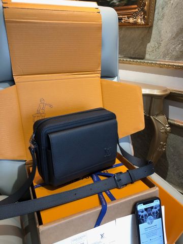 TÚI ĐEO CHÉO NAM LV* BOARDING DA BÒ HẠT MÀU ĐEN