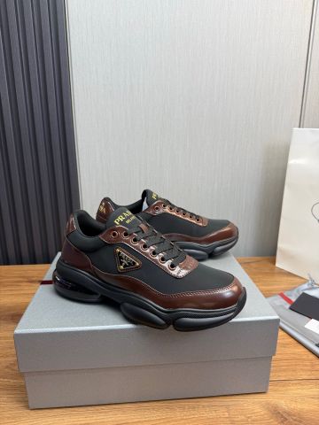 GIÀY NAM PRAD*  SNEAKER DA NÂU PHỐI ĐEN – LOGO TAM GIÁC – ĐẾ AIR CHUNKY