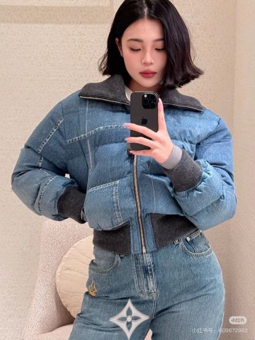ÁO NỮ LV* ÁO PHAO DENIM CỔ LEN CAO – PHOM NGẮN TÔN DÁNG