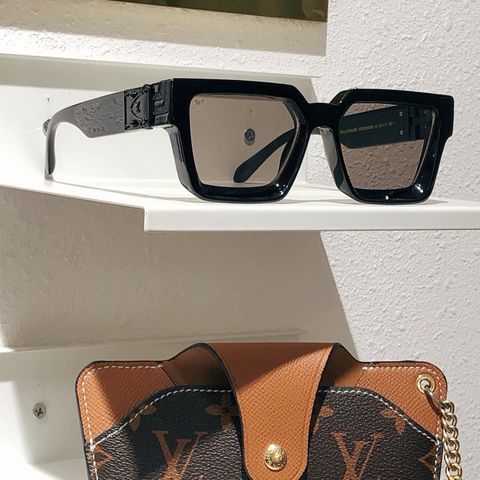 KÍNH NAM NỮ L*V GỌNG VUÔNG BẢN DÀY – PHONG THÁI LỊCH LÃM