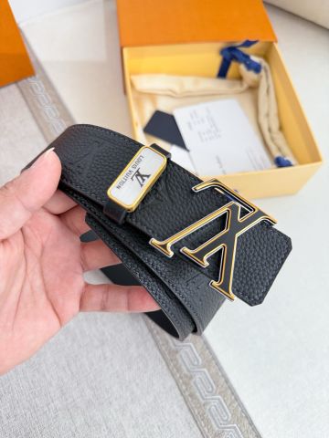 THẮT LƯNG NAM L V INITIALS KHÓA CHỮ LỒNG – DA BÒ VÂN HẠT DẬP NỔI, BẢN 3.8CM
