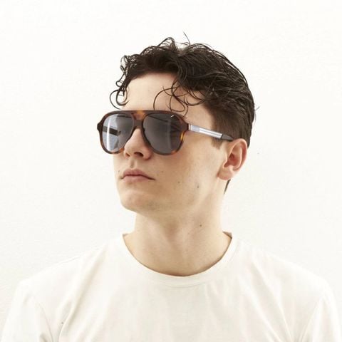 KÍNH MÁT NAM NỮ GC FORM AVIATOR HIỆN ĐẠI – CÀNG PHỐI KIM LOẠI, ĐIỂM NHẤN SỌC BIỂU TƯỢNG