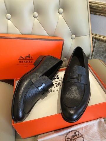 GIÀY NAM LOAFER HM DA BÒ VÂN HẠT ĐEN KHÓA H GÓT 2CM