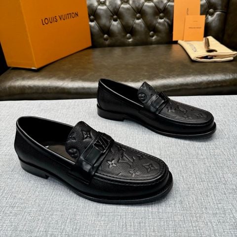 GIÀY LOAFER NAM L V VÂN MONOGRAM ÉP NỔI PHỐI KHÓA LV SANG TRỌNG