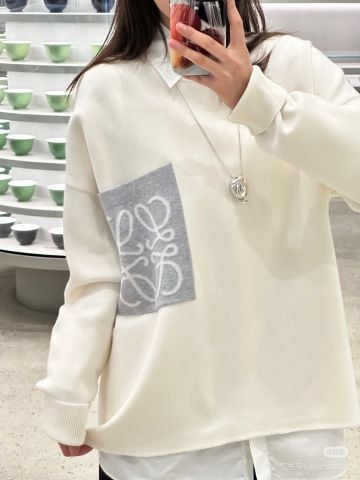 ÁO LEN NỮ LOE OVERSIZED LOGO NGỰC – PHONG THÁI THU ĐÔNG SANG TRỌNG*