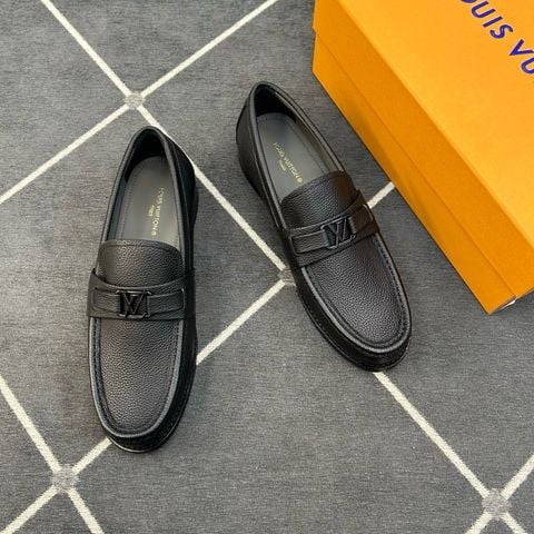 Giày nam L*V – Loafer da bê ép vân, đế da dress-formal