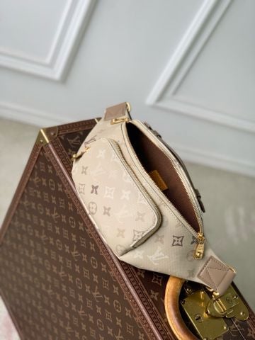 TÚI BAO TỬ NAM NỮ L*V RUSH BUMBAG MONOGRAM SURPLUS CANVAS PHOM GỌN SANG