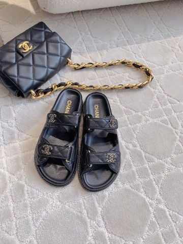 SANDAL NỮ CN* CHẦN BÔNG QUILTED – LOGO THÊU NỔI TINH XẢO – KHÓA DÁN LINH HOẠT