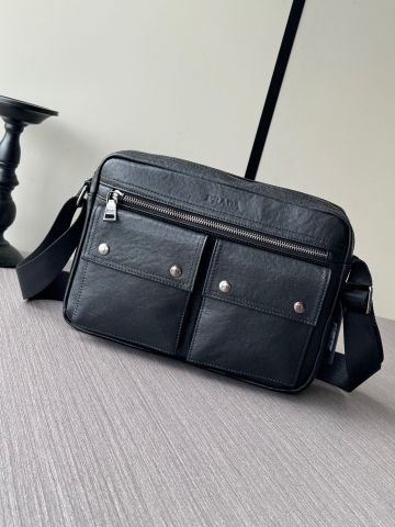 TÚI ĐEO CHÉO NAM PR**A  DA BÒ ĐEN PHOM HỘP LỊCH LÃM*