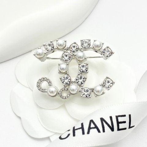 GHIM ÁO NỮ CHAN LOGO ĐÍNH ĐÁ