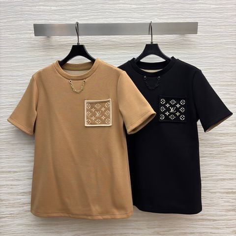 ÁO PHÔNG NỮ L*V  TEE TÚI MONOGRAM – ĐIỂM XÍCH KIM LOẠI, MẪU MỚI 2025