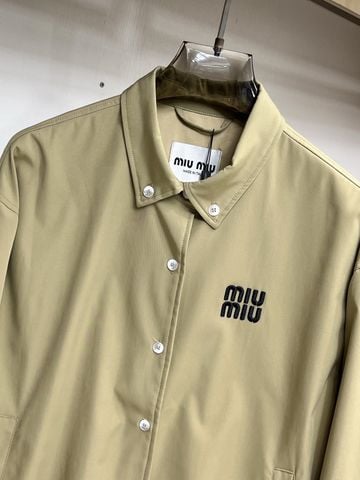 ÁO KHOÁC NAM NỮ MM CỔ BẺ PHOM TỐI GIẢN LOGO NỔI TINH TẾ