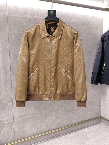 ÁO KHOÁC NAM L V MONOGRAM DẬP CHÌM DÁNG CỔ BẺ KÈM MŨ ẨN PHONG THÁI THÀNH THỊ