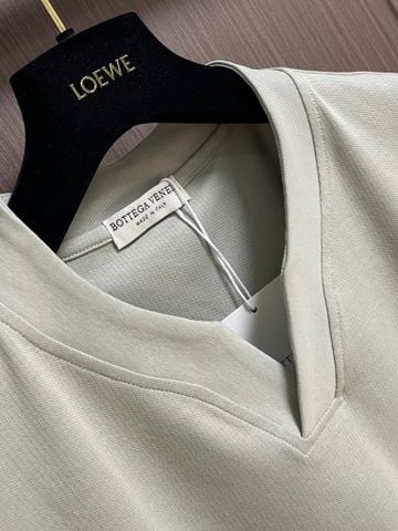 ÁO THUN NAM BV CỔ HENLEY CHỮ V PHỐI VE LẬT PHOM THANH LỊCH