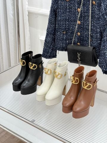 BOOT NỮ VLTN ĐẾ PLATFORM BẢN LỚN – GÓT CAO TÔN DÁNG, KHÓA V KIM LOẠI NỔI BẬT