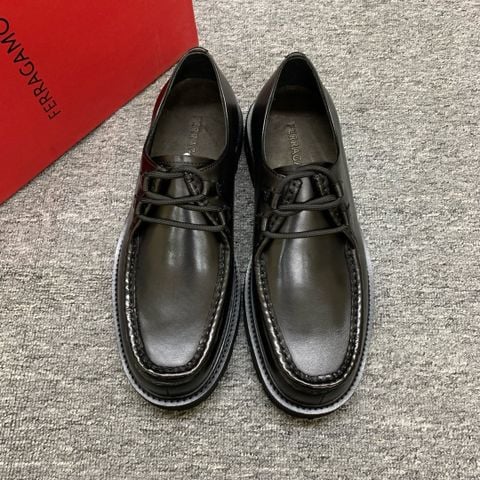 GIÀY DERBY NAM FERRAGAMO APRON TOE DA BÊ BÓNG MỊN – ĐẾ LUG CHUNKY DÀY DẶN, PHOM ROUND TOE HIỆN ĐẠ