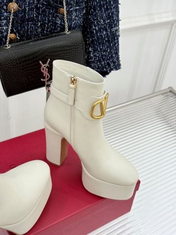 BOOT NỮ VLTN ĐẾ PLATFORM BẢN LỚN – GÓT CAO TÔN DÁNG, KHÓA V KIM LOẠI NỔI BẬT