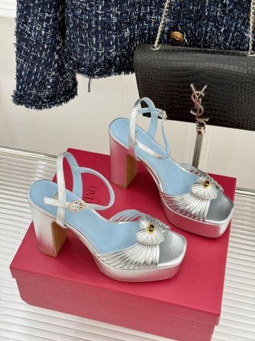 SANDAL CAO GÓT NỮ VLTN V-BUCKLE TRÁI TIM QUAI MẢNH ĐẾ PLATFORM TÔN DÁNG