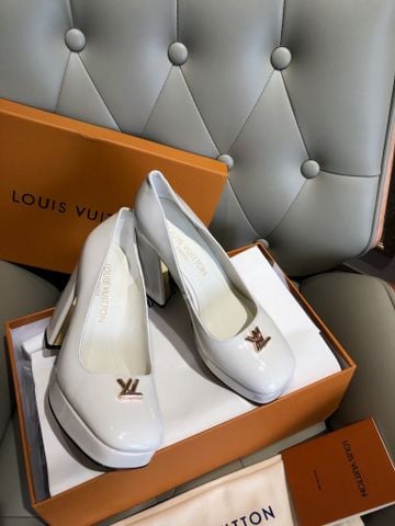 GIÀY CAO GÓT NỮ L*V GÓT VUÔNG LOGO KIM LOẠI 2 CHẤT DA BÓNG/LỲ