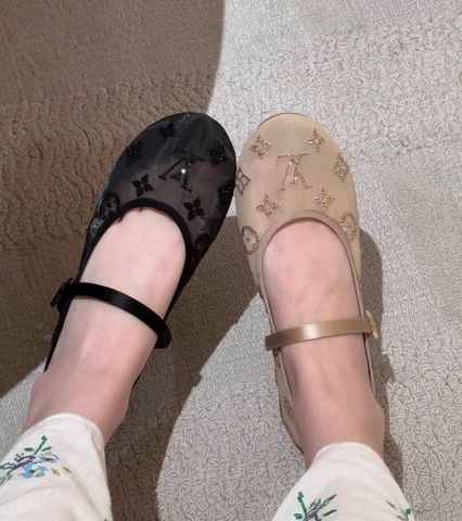 GIÀY MARY JANE BỆT NỮ L V ROMY FLAT BALLERINA – MONOGRAM RHINESTONE MESH, ĐẾ DA THẬT