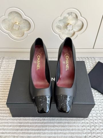 GIÀY PUMPS CAO GÓT NỮ C N SQUARE-TOE CAP-TOE – DA BÊ PHỐI PATENT LEATHER, GÓT TRỤ 8CM