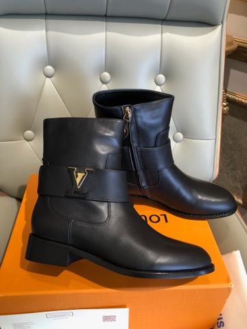 BOOT NỮ L V DÒNG MIDTOWN FLAT ANKLE BOOT DA BÊ MỊN DÂY ĐAI BẢN LỚN KHÓA LV ÁNH KIM