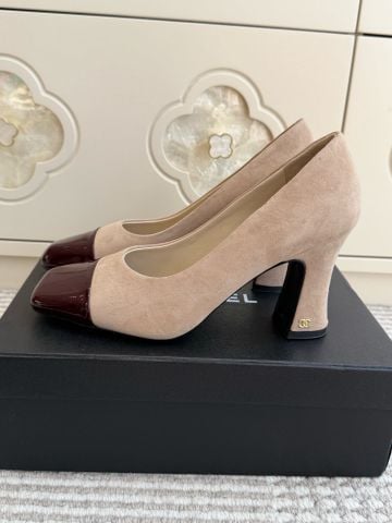 GIÀY PUMPS CAO GÓT NỮ C N – SQUARE-TOE CAP-TOE, SUEDE PHỐI PATENT CALFSKIN, GÓT TRỤ ĐIÊU KHẮC