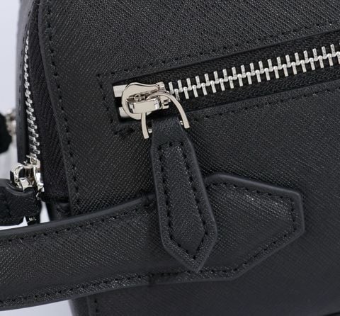 TÚI CẦM TAY NAM M B SARTORIAL WASHBAG DA BÊ VÂN SAFFIANO – PHOM NECESSAIRE GỌN SANG, KHÓA ZIP KIM LOẠI SẮC NÉT