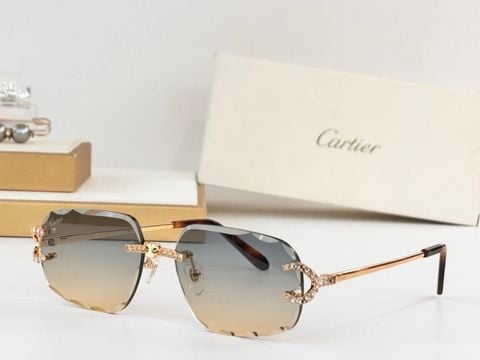 KÍNH MẮT NỮ CARTI* KHUNG VÀNG LOGO C NẠM ĐÁ TRÒNG GRADIENT