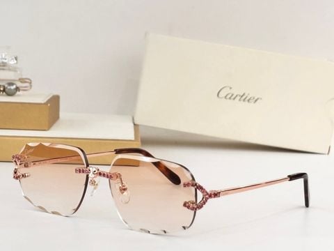 KÍNH MẮT NỮ CARTI* KHUNG VÀNG LOGO C NẠM ĐÁ TRÒNG GRADIENT