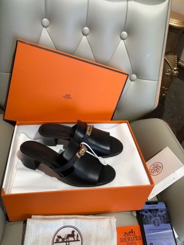 SANDAL CAO GÓT NỮ HM QUAI PHỐI VÂN THẰN LẰN – KHÓA KIM LOẠI BIỂU TƯỢNG, GÓT 4.5CM TÔN DÁNG