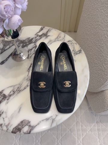 GIÀY LOAFER NỮ CN DA BÊ LỘN MŨI VUÔNG PHOM THANH LỊCH LOGO KIM LOẠI