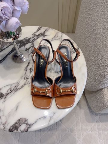 SANDAL CAO GÓT NỮ GC HORSEBIT MŨI VUÔNG DA BÒ GÓT 7.5CM SANG TRỌNG