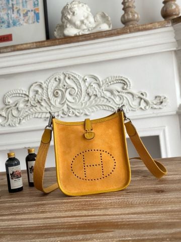 TÚI ĐEO CHÉO NỮ H M MINI EVELYNE 17CM DA LỘN MỊN ĐỤC H SIGNATURE – PHOM NHỎ SANG TRỌNG, DÂY ĐEO BẢN RỘNG CAO CẤP
