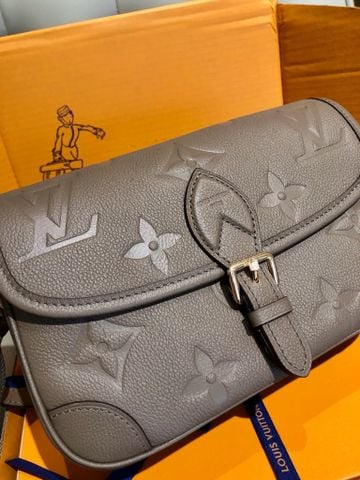 TÚI ĐEO VAI NAM NỮ L V DIANE MONOGRAM EMPREINTE DA BÒ DẬP NỔI DÂY JACQUARD THÁO RỜI
