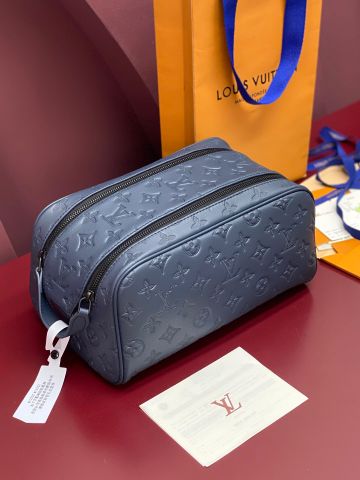 Túi vệ sinh nam L*V  – Monogram Shadow Limited