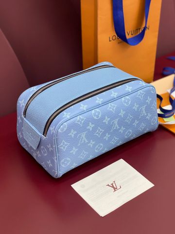 Nhân bản từ Túi vệ sinh nam L*V  – Monogram Shadow Limited