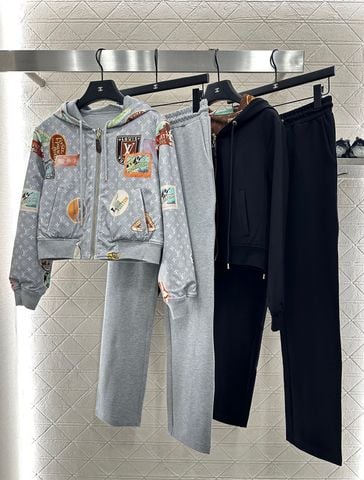 BỘ NỮ L*V  HOODIE 2 MẶT + QUẦN JOGGER – PHIÊN BẢN 2025, MOTIF “TEM HÀNH TRÌNH