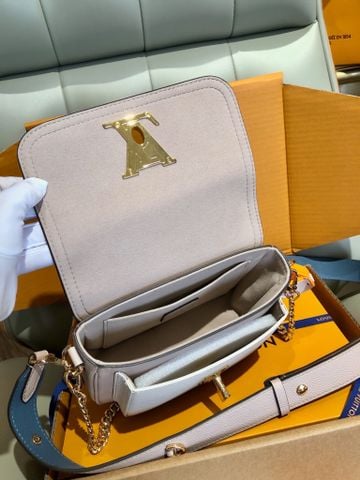 TÚI XÁCH NỮ L V LOCKME TENDER DÁNG HỘP THANH LỊCH – LOGO KIM LOẠI NỔI BẬT